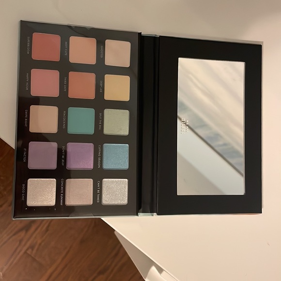 MILANI- Glided Pastel Eyeshadow. - Picture 2 of 3